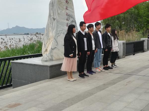 吴婷老师与优秀团员合影留念.jpg