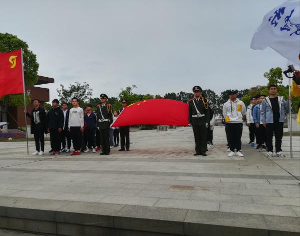 在原址前唱国歌.jpg
